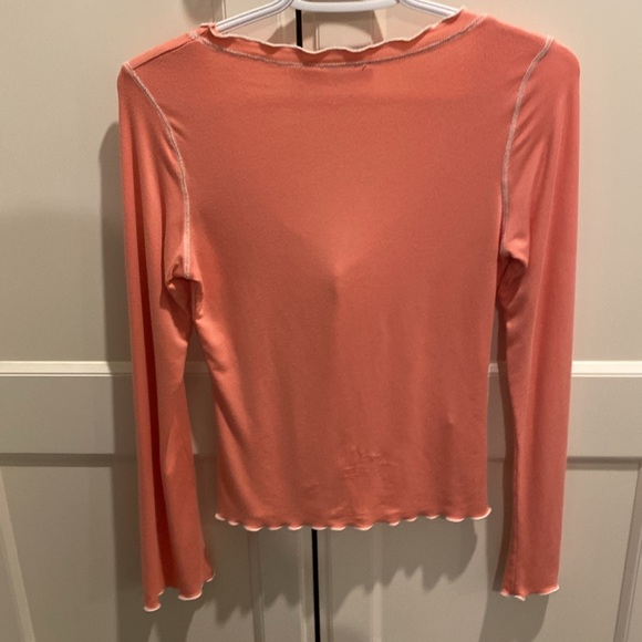 PRETTY SIZE MEDIUM PEACH WITH CREAM ACCENTS LONG SLEEVE T SHIRT V NECK - Picture 12 of 13